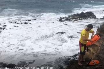 Rescatados cuatro jóvenes en apuros en la Cueva de la Reina Mora, en la costa de La Garita (Foto TA)
